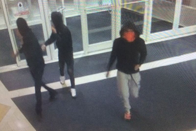 Politiet leter etter en gruppe tenåringer som stjal varer 6. januar 2020 fra en Louis Vuitton i Northbook Court.