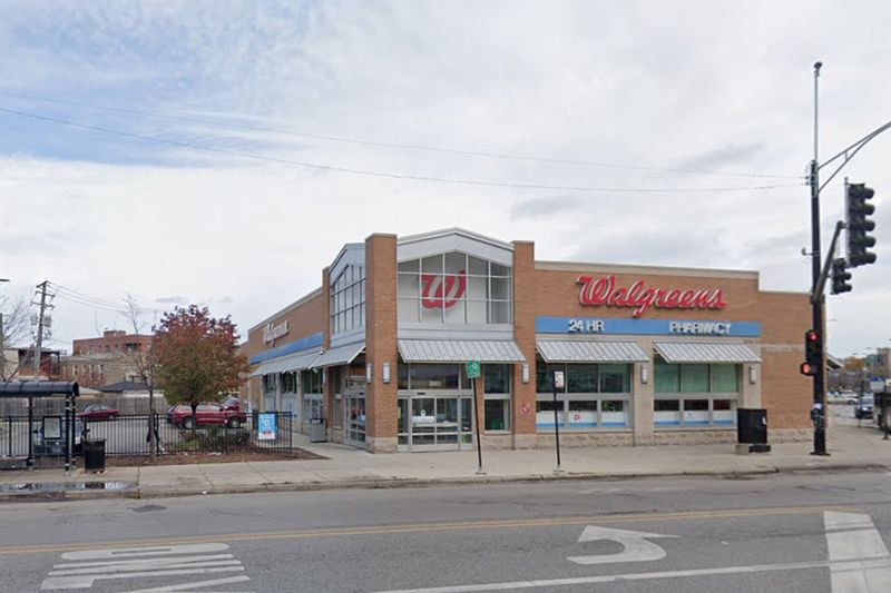 „Walgreens“ yra 2001 N. Milwaukee Ave.