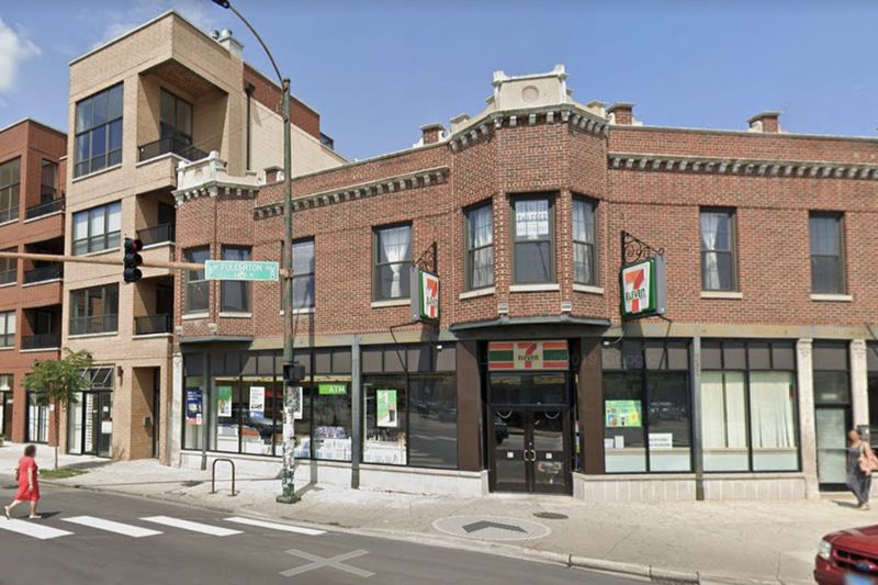 7-Eleven vid 2401 N. Milwaukee Ave. rånades under pistolhot den 24 mars 2020 på Logan Square på nordvästra sidan.