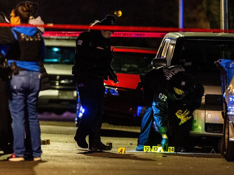 Polícia vyšetruje miesto, kde boli v pondelok večer v bloku 7700 v South Eggleston zastrelené dve dospievajúce ženy. | Tyler LaRiviere/Sun-Times