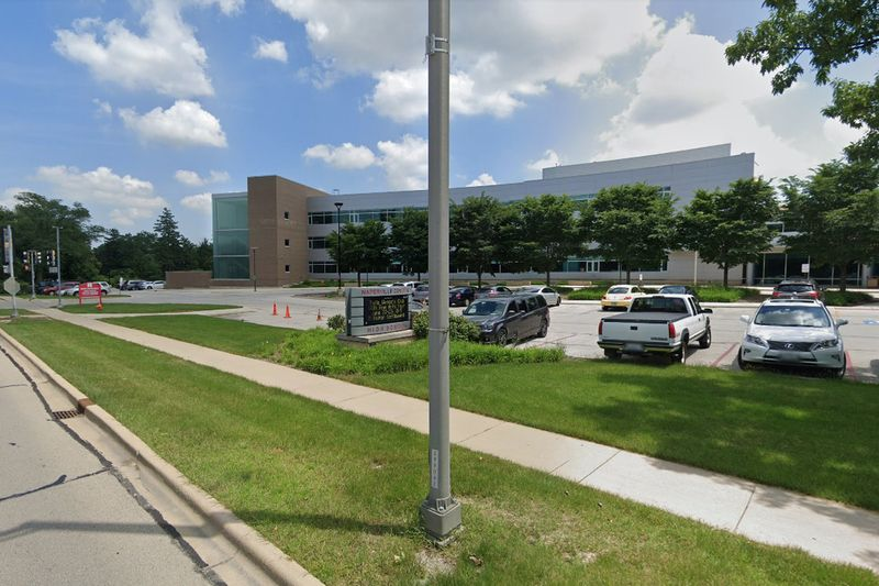 Neapervilio centrinės vidurinės mokyklos moksleivis buvo apkaltintas neapykantos nusikaltimu dėl 2019 m. lapkričio 14 d. Craigslist skelbimo, kuriame nurodytas kitas studentas kaip parduodamas vergas.