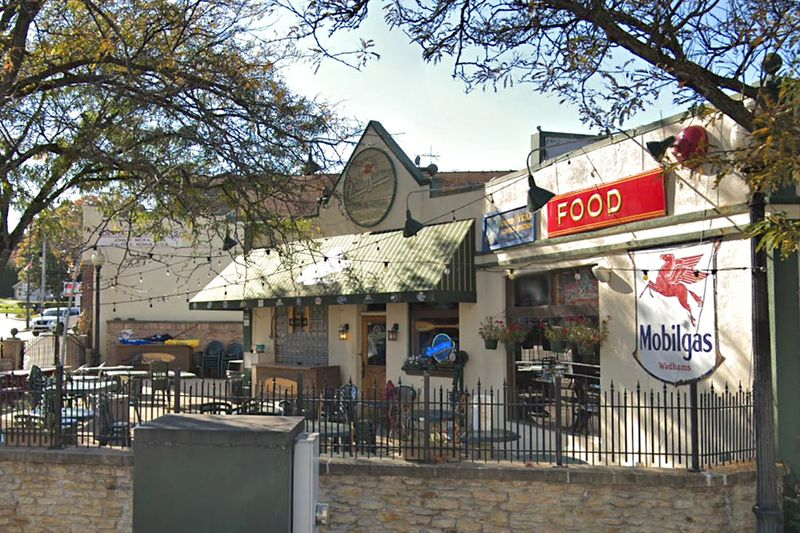 Kāds vīrietis tika apsūdzēts 2020. gada 19. janvāra kautiņā Filling Station Pub & Grill, 300 W. Main St., Sentčārlzā.