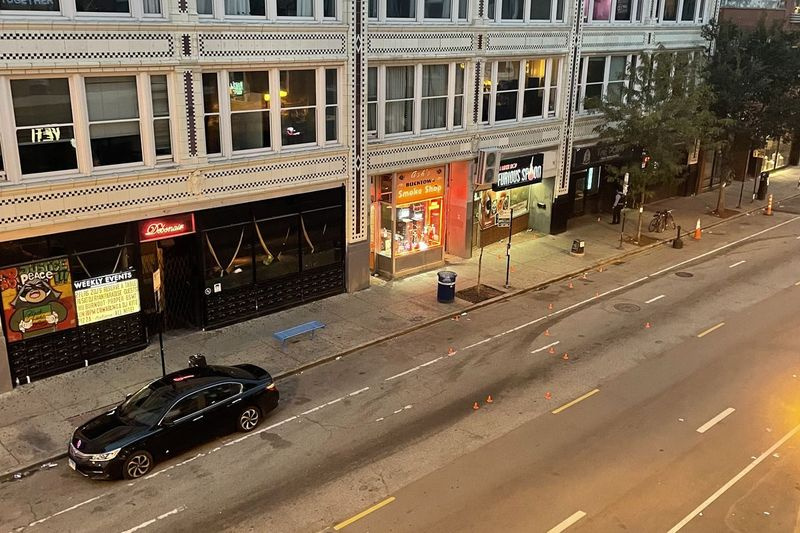 Bei einem Drive-by-Schuss am Sonntagmorgen in Milwaukee in der Nähe der North Avenue wurde eine Person getötet und vier weitere verletzt.