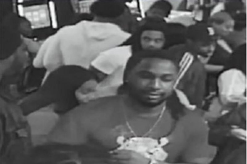 La policía publicó una foto de un hombre que, según dicen, golpeó a otro en la cabeza con una bola de boliche durante una pelea el 4 de septiembre de 2019 en Town Hall Bowl, 5025 W.25th St. en Cicero.