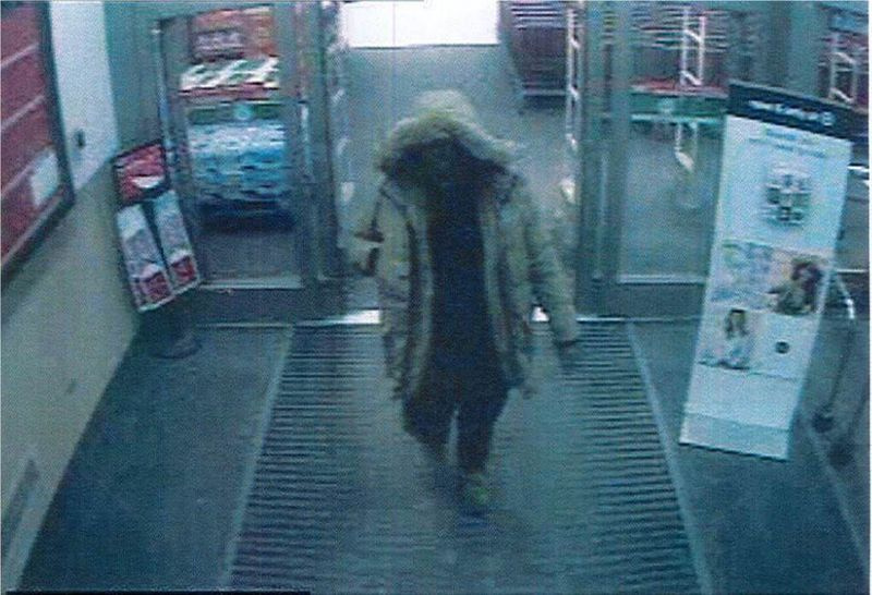 Nadzorne slike četrtkovega vloma v Target v Schaumburgu. | zagotavlja policija Schaumburg