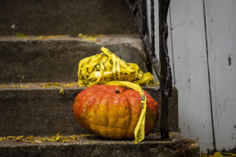   Plaats delict tape hangt aan de veranda van een huis op 5919 N. Washtenaw Ave. in de Arcadia Terrace-buurt aan de noordwestkant, dinsdagmiddag 11 oktober 2022.