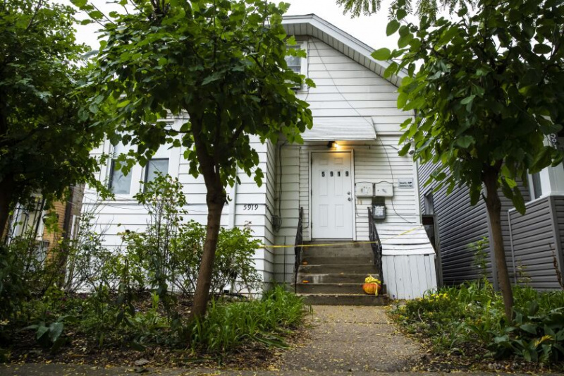   Plaats delict tape hangt aan de veranda van een huis op 5919 N. Washtenaw Ave. in de Arcadia Terrace-buurt aan de noordwestkant, dinsdagmiddag 11 oktober 2022.