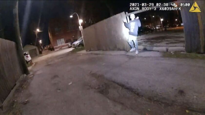   Statický záber z videa zaznamenaného kamerou chicagského policajta na tele ukazuje Adama Toleda tesne predtým, ako ho policajt zastrelil.