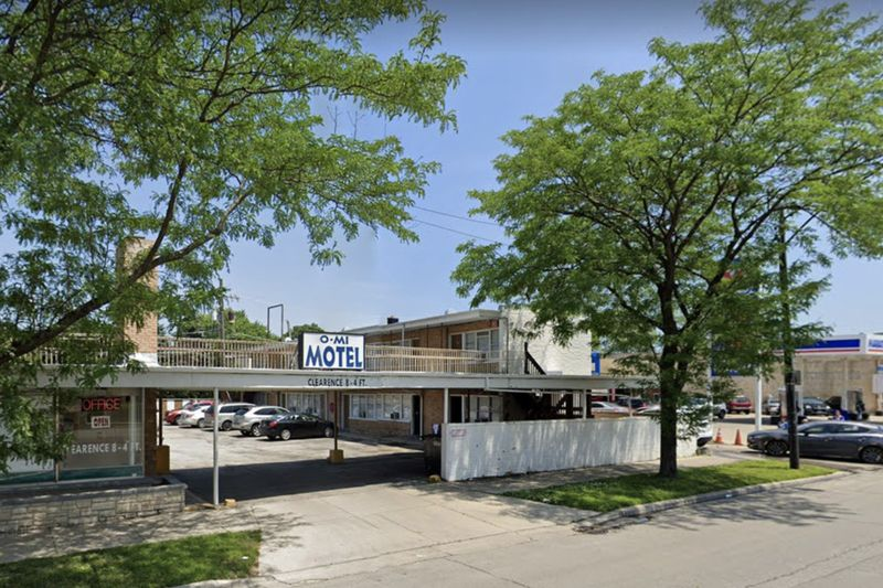 40 gadus vecs vīrietis tika nāvējoši nošauts 2020. gada 13. aprīlī pēc strīda O’mi Motel autostāvvietā 5611 N. Lincoln Ave.