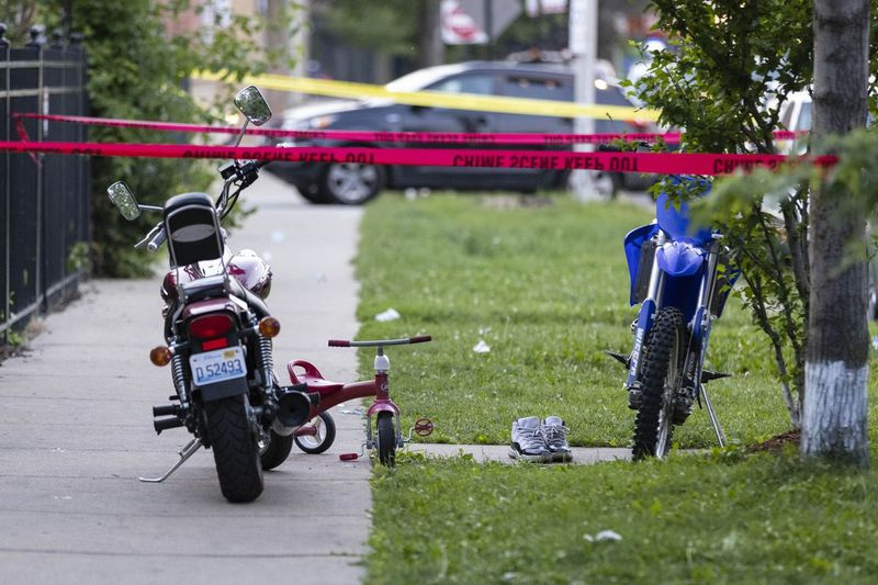 Una scena del crimine registrata dove un bambino di 2 anni e un uomo di 32 sono stati gravemente feriti in una sparatoria nel blocco 1500 di North Tripp Avenue a West Humboldt Park, martedì 13 luglio 2021.