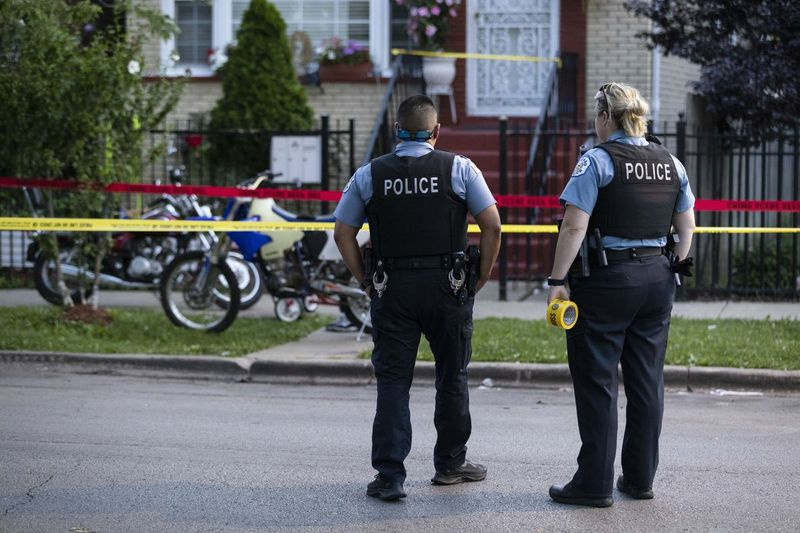 Una scena del crimine registrata dove un bambino di 2 anni e un uomo di 32 sono stati gravemente feriti in una sparatoria nel blocco 1500 di North Tripp Avenue a West Humboldt Park, martedì 13 luglio 2021.