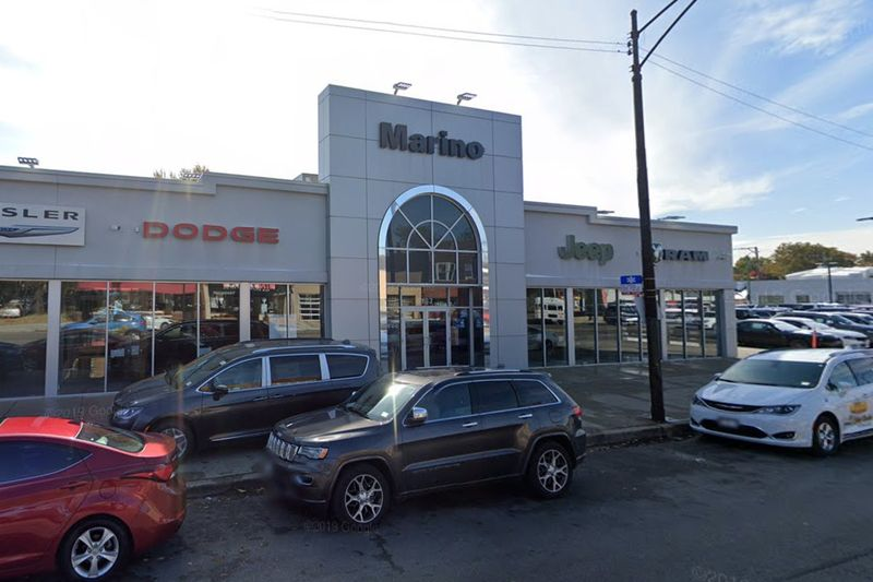 Trys žmonės buvo sulaikyti po įsilaužimo 2020 m. balandžio 25 d. Marino Chrysler Jeep Dodge, 5133 W. Irving Park Road.