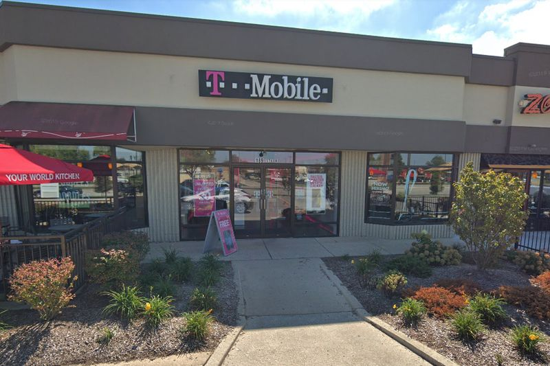 Uzbrojony złodziej ukradł gotówkę i telefony z T-Mobile 23 stycznia 2020 r. w Woodridge.