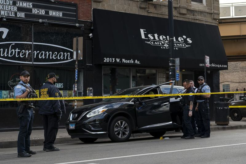 Čikagos policija dirba vietoje, kur 2000 m. West North Avenue kvartale, Wicker Park kaimynystėje, buvo nušautas 55 metų vyras, penktadienį, 2021 m. spalio 15 d.