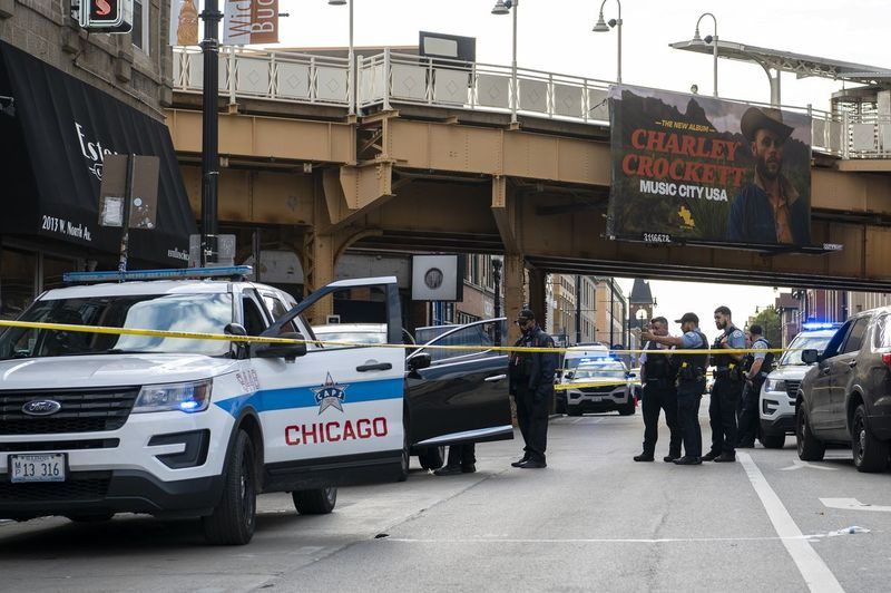 Čikagos policija dirba vietoje, kur 2000 m. West North Avenue kvartale, Wicker Park kaimynystėje, buvo nušautas 55 metų vyras, penktadienį, 2021 m. spalio 15 d.