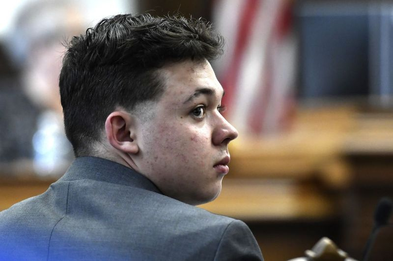 Kyle Rittenhouse analiza el potencial grupo de miembros del jurado durante el proceso de selección del jurado en el Palacio de Justicia del Condado de Kenosha en Kenosha, Wisconsin, el lunes 1 de noviembre de 2021. Rittenhouse está acusado de matar a dos personas y herir a un tercero durante una protesta por la brutalidad policial. en Kenosha, el año pasado.