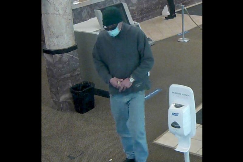 FBIによると、この男は12月14日にオーロラのフィフスサード銀行の支店を強盗したいとのことです。