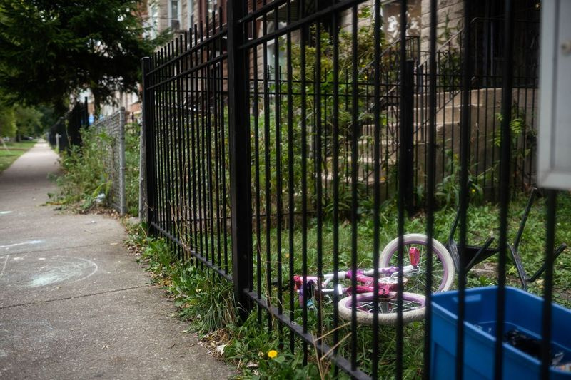 Sestdienas pēcpusdienā, 2020. gada 26. septembrī, West Fulton Boulevard 3200 kvartālā East Garfield Parkā mājas pagalmā guļ velosipēds. Sestdienas rītā West Fulton Boulevard 3200 kvartālā tika sadurta piecus gadus veca meitene. .
