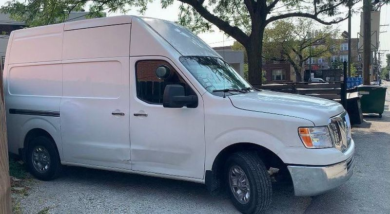 Policija išče bel tovorni kombi Nissan NV 2500.