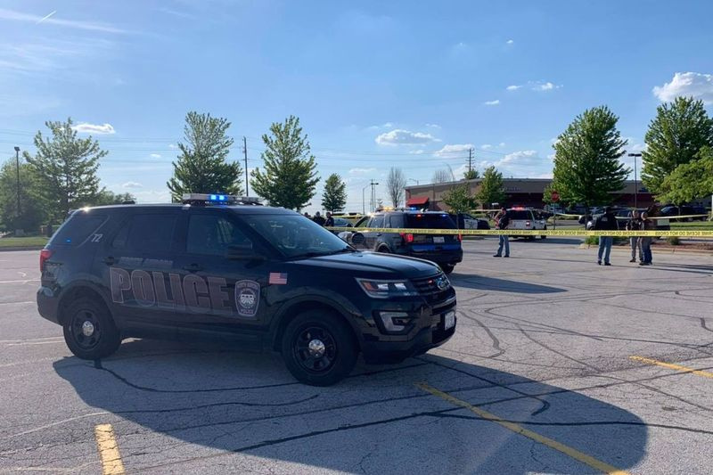 Dois homens foram baleados do lado de fora do Woodman’s Market em 1º de junho de 2021 em North Aurora.