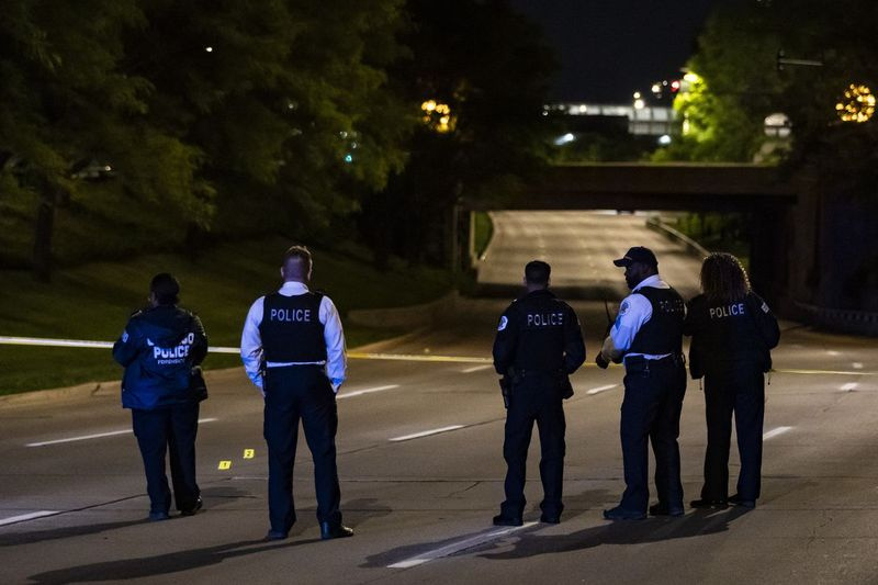 Chicaška policija preiskuje južne pasove Lake Shore Drive blizu Roosevelt Road, uradniki so povedali, da je bil 20-letni moški ustreljen v nedeljo zgodaj.