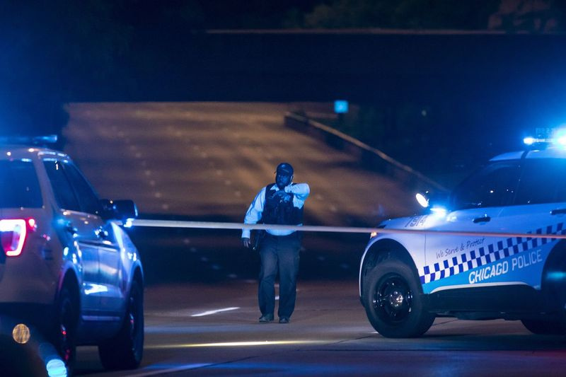 Čikaška policija preiskuje zgodaj v nedeljo na južnih pasovih Lake Shore Drive blizu Roosevelt Road, kjer so uradniki povedali, da je bil ustreljen 20-letni moški.