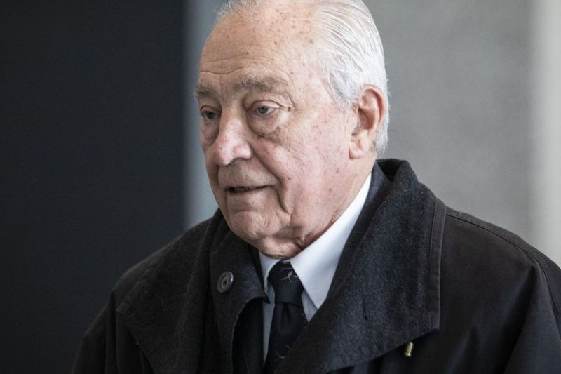 元シカゴアルド。エドワード・ヴルドリャクは、連邦脱税容疑で有罪を認めた後、2019年3月に弁護士と一緒にダークセン連邦裁判所を出て行きます。