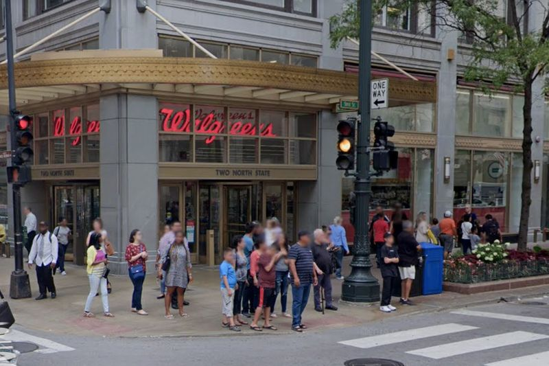 La policía ha publicado videos de personas sospechosas de robar en Walgreens, 2 N. State St. durante el saqueo el 10 de agosto de 2020.