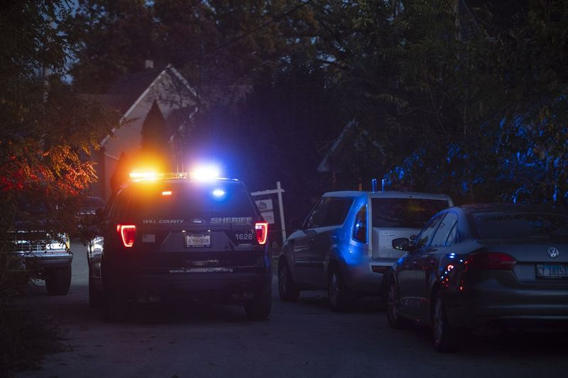 Svētdienas vakarā pie mājas atrodas policijas automašīna, kur vairāk nekā 12 cilvēki tika ievainoti, divi no tiem nāvējoši, apšaudē, kas notika agrā svētdienas Helovīna ballītē Džolietas pilsētā.
