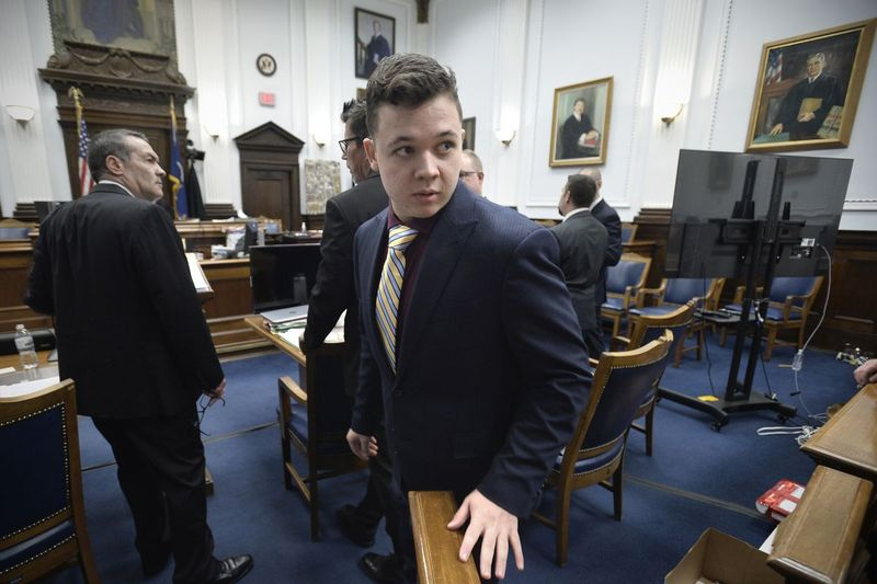 Kyle Rittenhouse går in i rättssalen efter en paus i Kenosha County Courthouse i Kenosha, Wisconsin, torsdagen den 11 november 2021.