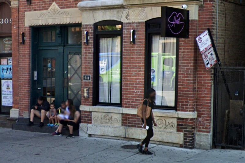  Un sospetto uomo armato è stato arrestato dopo la sparatoria all'inizio di domenica fuori Hush Chicago, 311 W. Chicago Ave., ha detto la polizia.