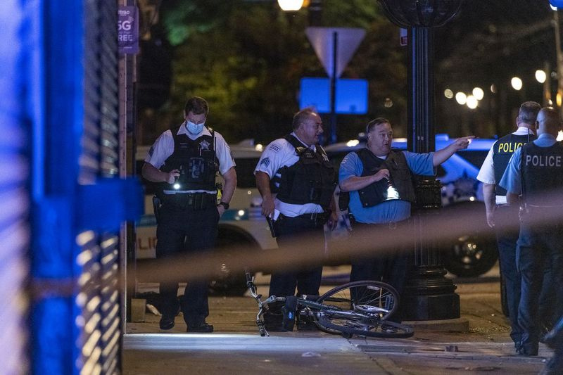 A polícia de Chicago trabalha na cena em que pelo menos 6 pessoas foram baleadas no bloco de 2.000 da East 71st Street no bairro de South Shore, domingo, 27 de junho de 2021.