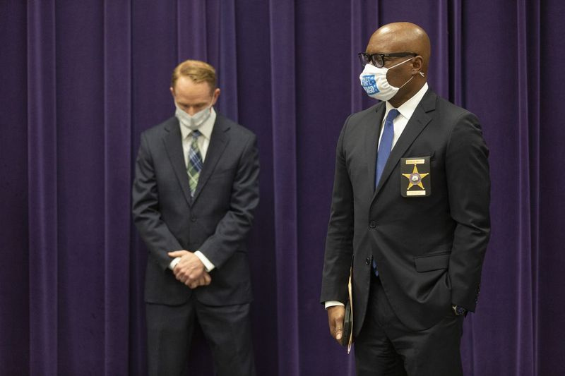 Superintendente da Polícia de Chicago David Brown (à direita) e o chefe do Departamento de Detetives da Polícia, Brendan Deenihan, aparecem em uma entrevista coletiva na sede do Departamento de Polícia de Chicago em 22 de junho de 2020.