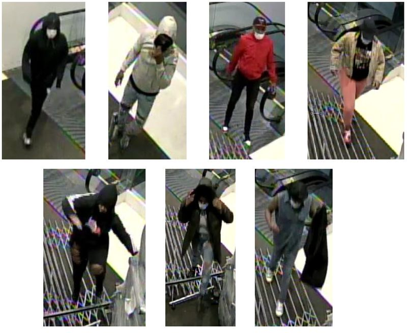 Fotografie cu grupul căutat în legătură cu o spargere la Nordstrom, pe Magnificent Mile.