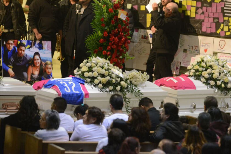   Cercueils alignés à la paroisse catholique de Saint-Gall pour les funérailles de six membres d'une famille tués à leur domicile de Gage Park en 2016.