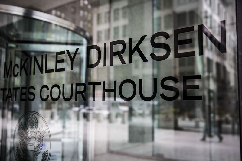 En skylt för Dirksen Federal Courthouse, 219 S. Dearborn St.