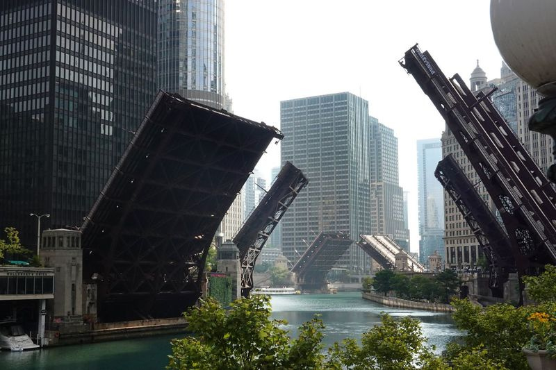 CHICAGO, ILLINOIS - 10 DE AGOSTO: Pontes através do rio Chicago são levantadas para controlar o acesso ao centro da cidade enquanto saques generalizados estouraram na cidade em 10 de agosto de 2020 em Chicago, Illinois. Os saques ocorridos em todos os bairros do centro e próximo ao norte resultaram em várias prisões. (Foto de Scott Olson / Getty Images) ORG XMIT: 775544474