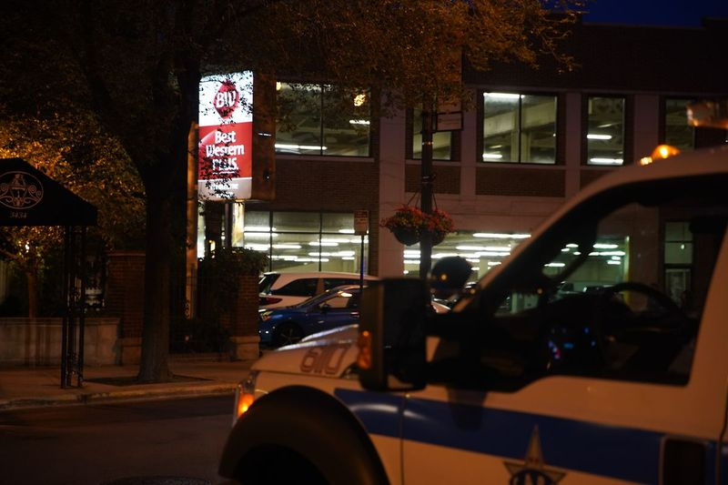 En person barrikaderede sig inde på et hotel i Boystown på North Side