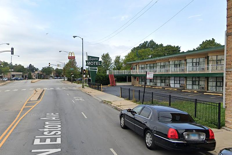 En kvinna hittades skjuten till döds den 29 juni 2020 på Esquire Motel, 6145 N. Elston Ave.