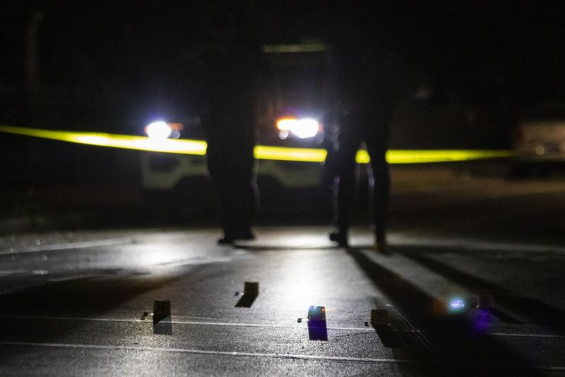 La policía de Chicago investiga la madrugada del sábado en la cuadra 1400 de South Tripp Avenue, donde cinco personas fueron baleadas y heridas en un tiroteo masivo en Lawndale en el Southwest Side.