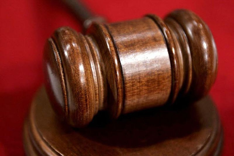 Un hombre fue acusado de secuestrar a un conductor de reparto el 18 de julio de 2021 en Albany Park en el lado norte.