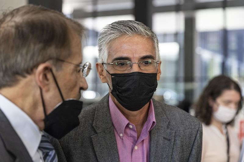 Advokát Richard Kling (vľavo) hovorí pre médiá o svojom bývalom klientovi Aldovi. Ricardo Munoz, vpravo, v budove federálneho súdu Dirksen na ulici Dearborn 219 S Pondelok 27. septembra 2021.
