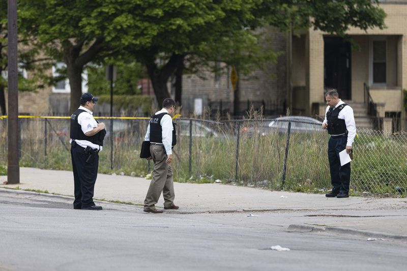 A polícia investiga a cena em que uma adolescente foi baleada na 61st Street e South King Drive em Washington Park, segunda-feira, 17 de maio de 2021.