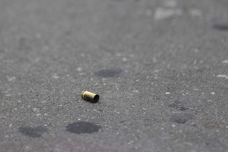 A polícia investiga a cena em que uma adolescente foi baleada na 61st Street e South King Drive em Washington Park, segunda-feira, 17 de maio de 2021.