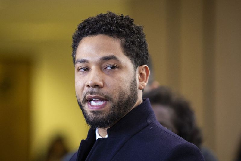 Der Schauspieler und Sänger Jussie Smollett spricht 2019 mit Reportern, nachdem die anfänglichen Anklagen gegen ihn fallengelassen wurden.
