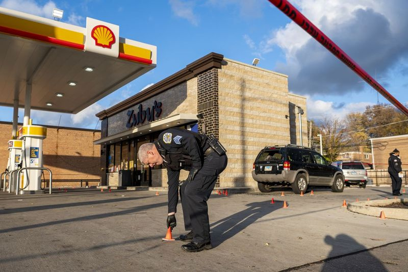 Chicago politsei töötab sündmuskohal, kus neljapäeval, 11. novembril 2021 tulistati 3 inimest, sealhulgas 1-aastast poissi South State Streeti kvartalis 7500, Chathami naabruses. Ülejäänud kaks lastud inimest olid 18-aastased ja 28 aastased mehed.