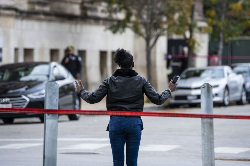 Une mère attend des nouvelles des policiers de Chicago pour savoir si sa fille est en sécurité après qu
