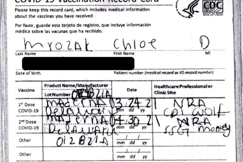 Władze twierdzą, że kobieta z Oak Lawn użyła tej fałszywej karty szczepień CDC COVID-19, aby ominąć obowiązkową 10-dniową kwarantannę na Hawajach.