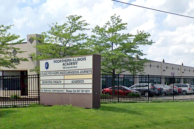 Zamestnanec je obvinený z udusenia študenta na Northern Illinois Academy, 998 Corporate Blvd., v Aurore.