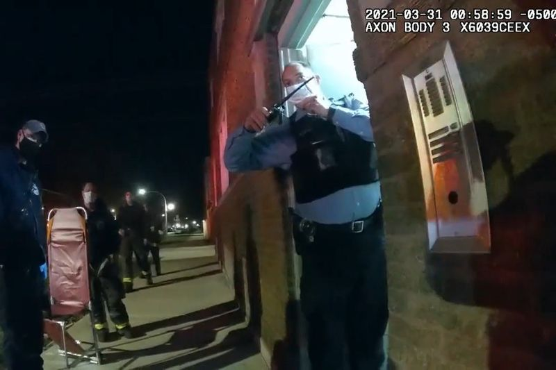 Polizisten in Chicago stehen vor dem Apartmentgebäude Albany Park, nachdem ein Beamter außerhalb des Dienstes am 31. März 2021 einen Einbrecher erschossen hat.